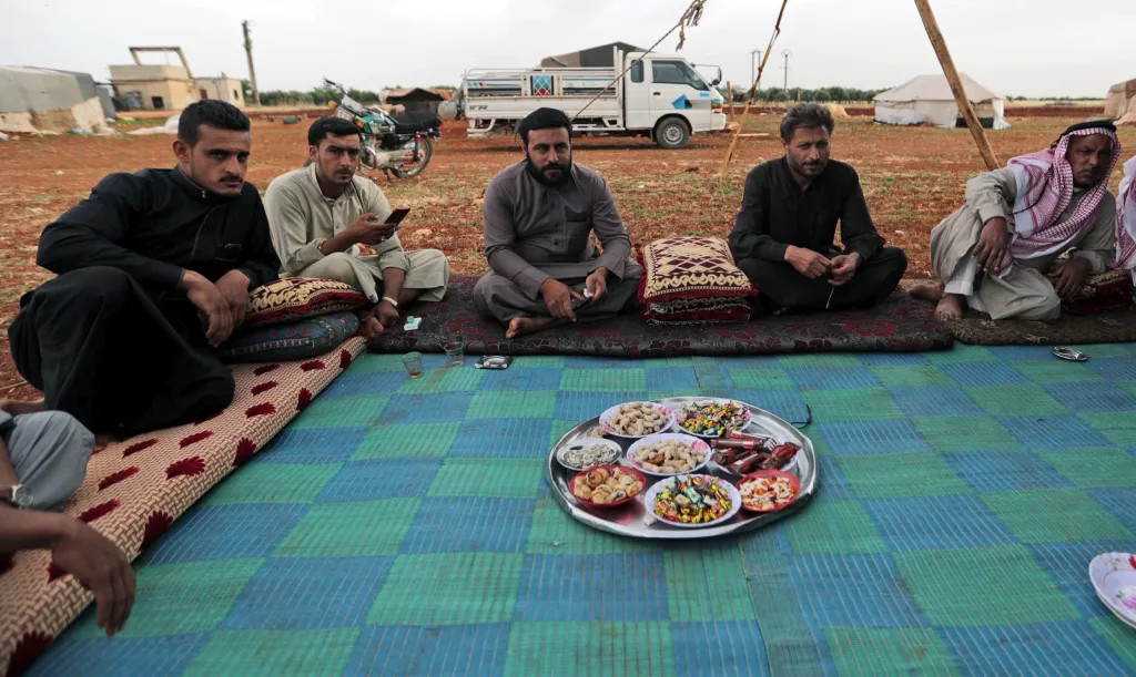 Ve vysídlené Sýrii uprchlíci oslavují konec postního období neokázale, ale i tak se snaží dopřát si pochutiny v tradičním duchu