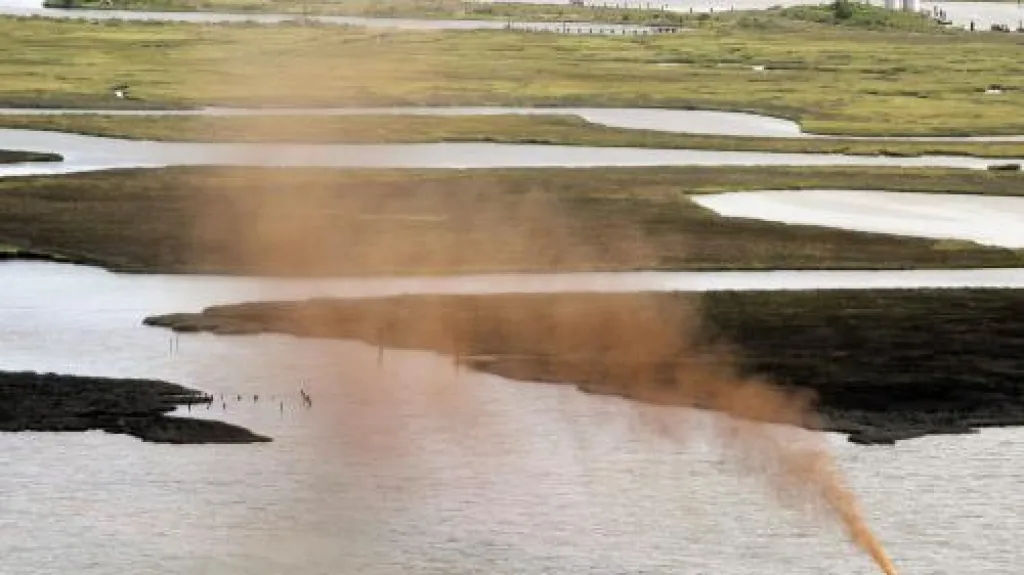 Ropa unikající z poškozeného vrtu