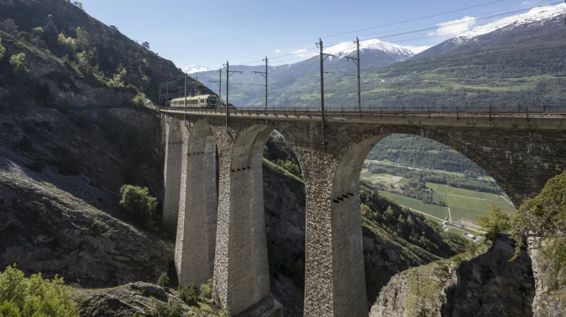Po dráze, která prochází Simplonským průsmykem, sice nejezdí žádný panoramatický expres, ale zato dala jméno jednomu z Orient expresů