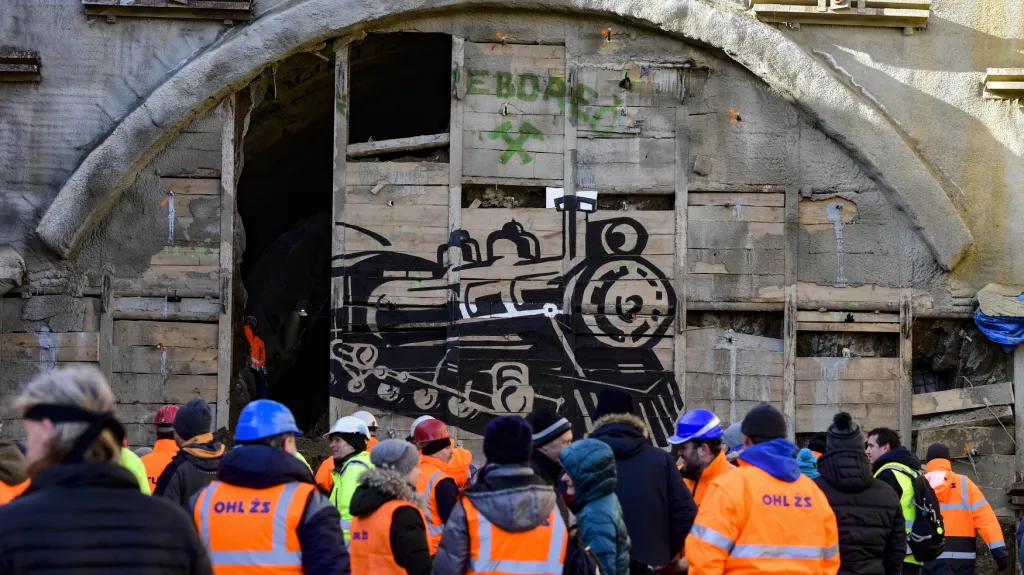 Stavbaři prorazili poslední desítky centimetrů zeminy v železničním tunelu Deboreč