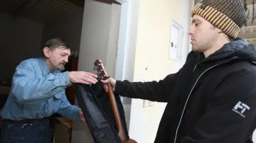 Michael Kocáb slib dodržel a Zdeňku Opálkovi kytaru poslal