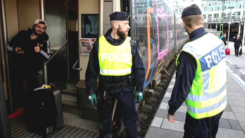 Švédští policisté kontrolují pasažéry vlaku z Dánska