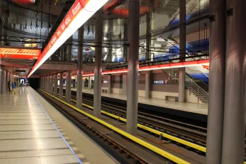 Osvětlení pro metro dodává jediná firma. Konkurenti si stěžují