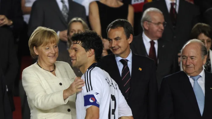 Angela Merkelová a kapitán německé reprezentace Michael Ballack po finále Eura 2008, ve kterém Němci prohráli se Španělskem