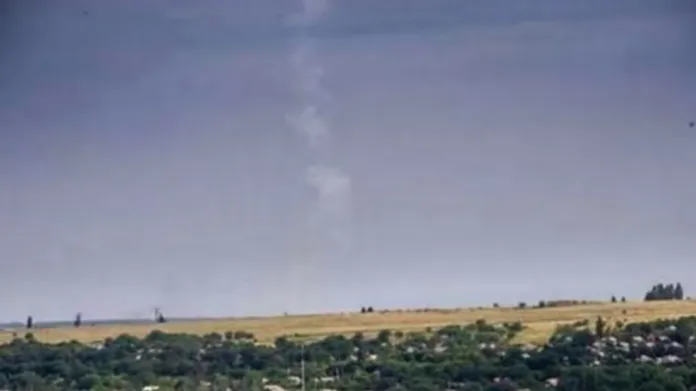 Snímek ukazující údajně kouřovou stopu po odpálení rakety ze systému BUK