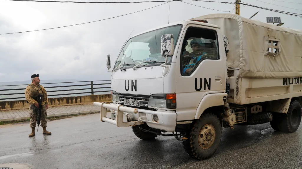 Vozidlo UNIFIL projíždí kolem libanonského vojáka v jižním Libanonu (ilustrační snímek)