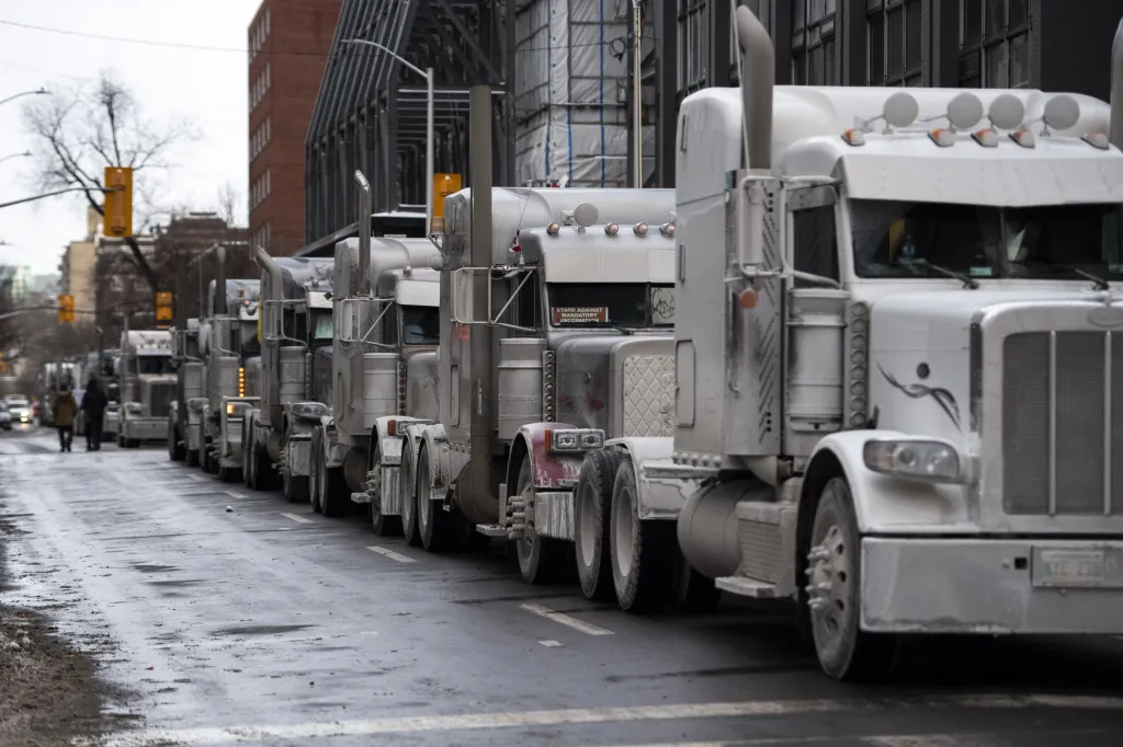 Řidiči kamionů zablokovali ulici nedaleko parlamentu v Ottawě