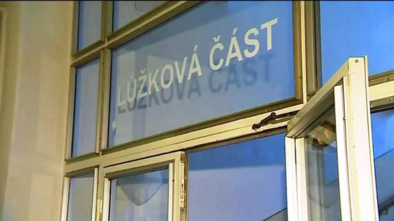 Reportáž Lenky Drmotové a Barbory Straňákové o rušení lůžek