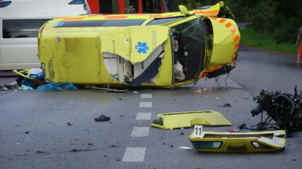Sanitka po srážce s automobilem