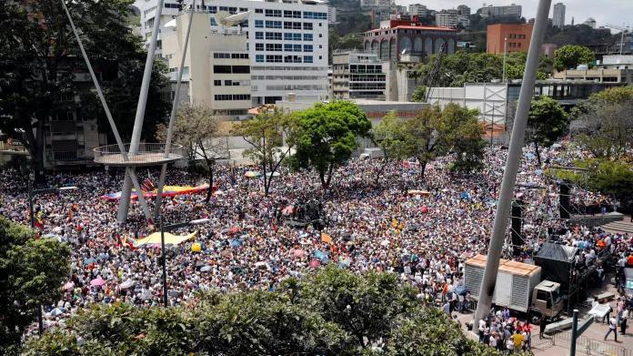 Příznivci Juana Guaidóa v centru Caracasu