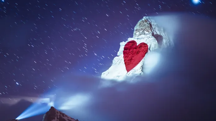 Švýcarský Zermatt přes Matterhorn posílá světu naději