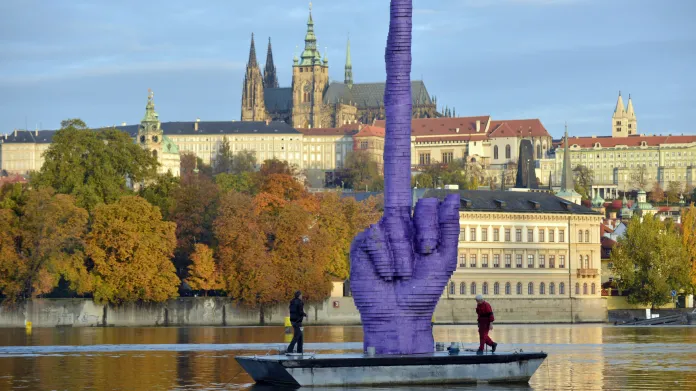 Prostředníček (2013). Desetimetrový fialový prst umístil David Černý na Vltavu a namířil na Hrad, aby tak vyjádřil svůj názor na politiku prezidenta Miloše Zemana.