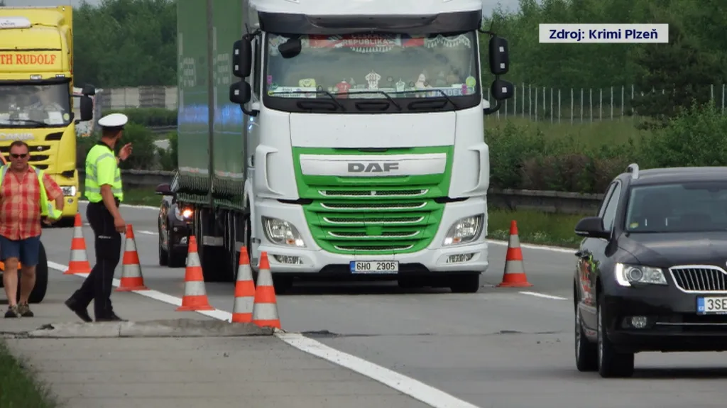 Na dálnici D5 u Plzně se zvedla vozovka