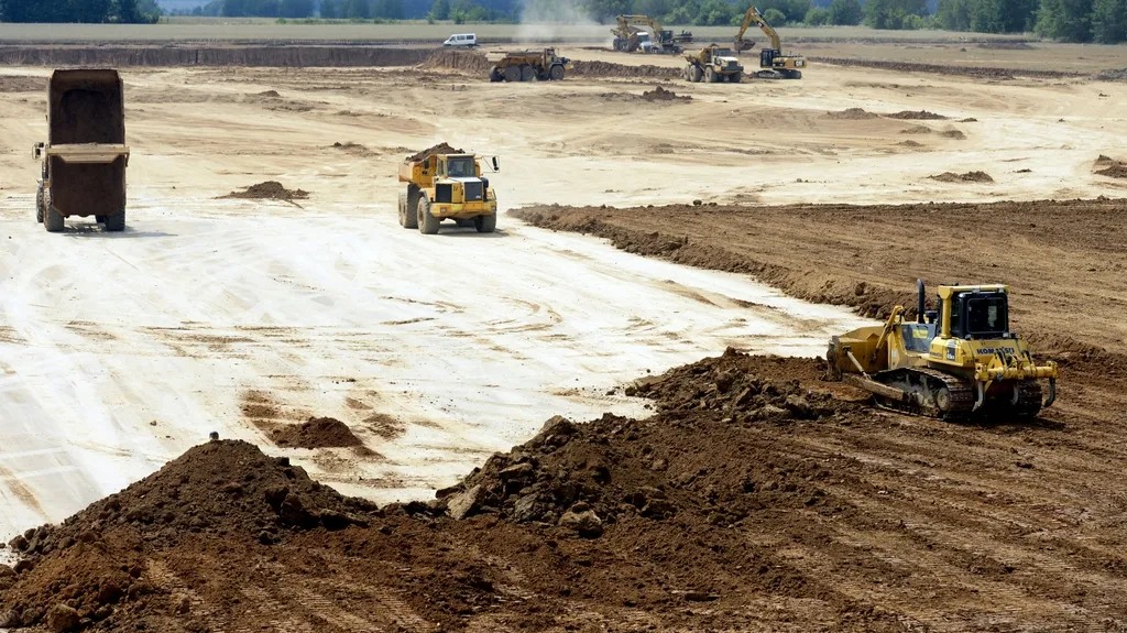 Přípravy pozemku pro výstavbu skladu (foto ze 17. července)