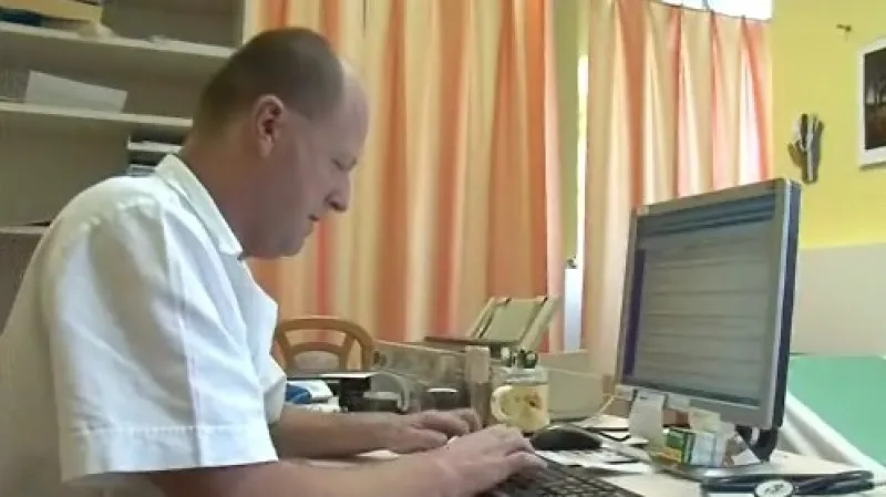 Lékař Petr Sovadina odešle informace do IZIPu díky programu za pár vteřin