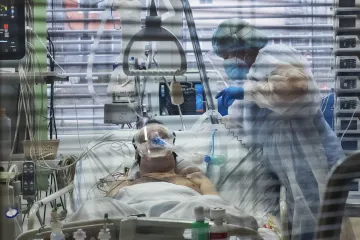 Západočeské nemocnice jsou plné i po převozech. Infikovaných dál přibývá