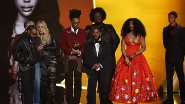 Kendrick Lamar a SZA přebírají cenu za album roku během 68. ročníku udílení cen Grammy
