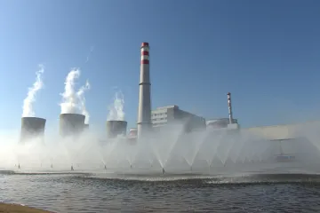 Temelín má v provozu jeden reaktor. Kvůli horku ho ale „osvěžují“ všechny čtyři chladicí věže 