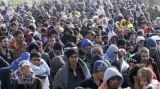 Zpravodaj ČT ze srbsko-chorvatské hranice: Uprchlíci spí pod dekami u polní cesty