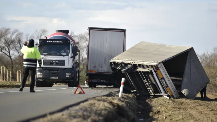 Silný vítr pravděpodobně způsobil převrácení vleku u nákladního vozidla na silnici u Uherského Brodu