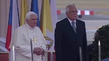 Papež Benedikt XVI. s prezidentem V. Klausem před odletem