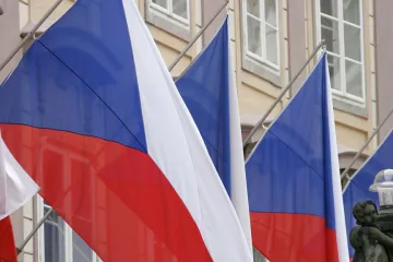 Poslanci schválili zavedení Dne české vlajky, řešili i podporu bydlení