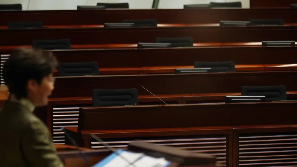 Carrie Lamová během projevu v legislativním sboru