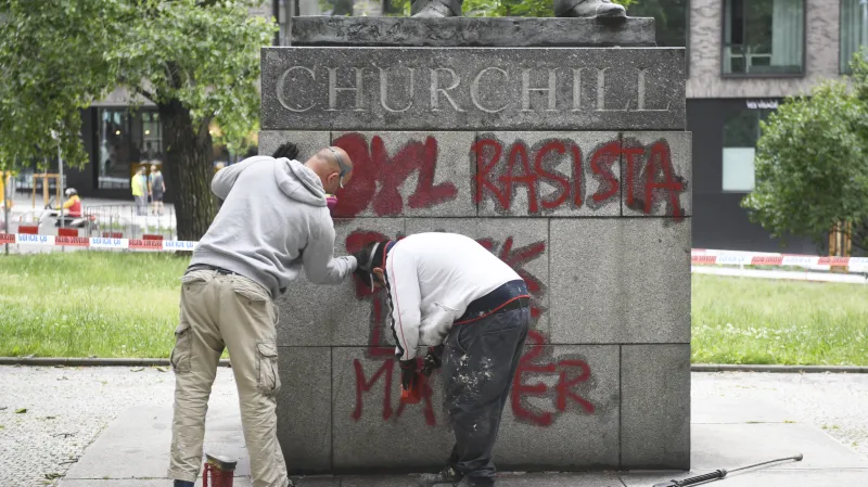 Odstraňování nápisu z podstavce sochy Winstona Churchilla