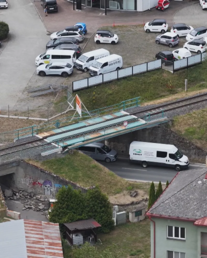 Klatovskou „gilotinu“ nahradí vyšší a širší železniční most