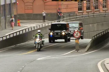 Norský vrah poprvé u soudu, země v poledne utichla