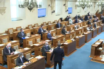 Vláda má podle šéfa Senátu přestat s improvizací, jde o životy