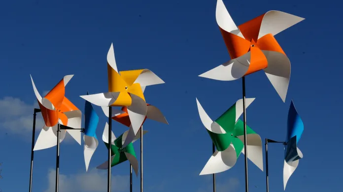 Papírové větrníky coby symbol Pařížské klimatické konference