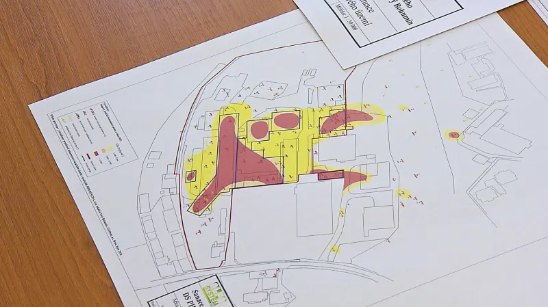 Červené plochy označují místa s nejvíce kontaminovanou zeminou