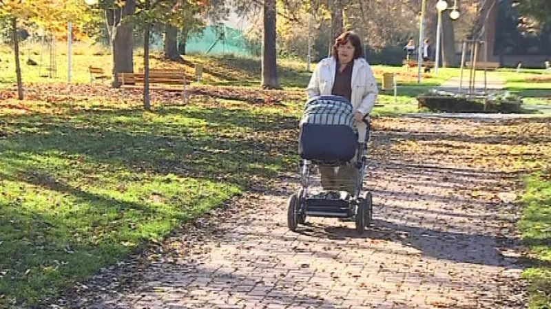 Jedna náhradní babička může docházet i do dvou rodin