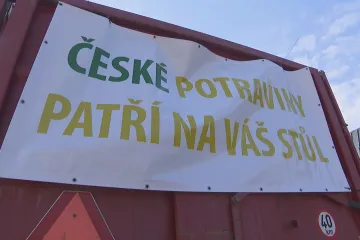 Nespokojení zemědělci vyrazili do Jablonce, kde zasedala vláda. Ta chce ulevit jejich hospodaření