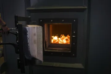 Poslanci kývli na delší lhůty pro revizi domácích kotlů