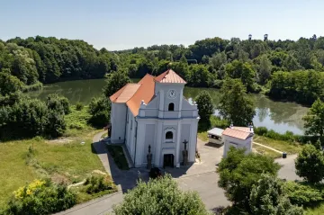 Skončila obnova šikmého kostela v Karviné. Září původními barvami