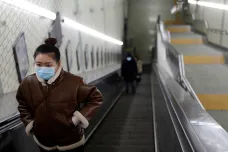 Počet obětí koronaviru v Číně se blíží tisícovce. Úřady povolily vstup mezinárodním expertům do země