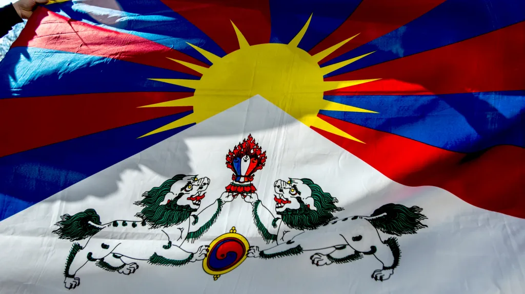 Vlajka pro Tibet před magistrátem Hradce Králové