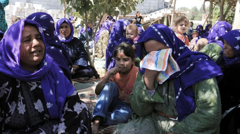 Lidé truchlí po pohřbu obětí minometného útoku, Turecko