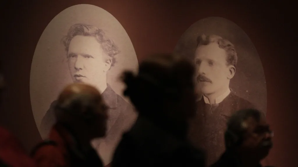 Vincent van Gogh (vlevo) s bratrem Theodorem (vpravo)