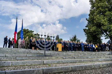 Mrtví uprchlíci jsou zahanbujícím mementem naší civilizace, řekl Rychetský na tryzně v Terezíně