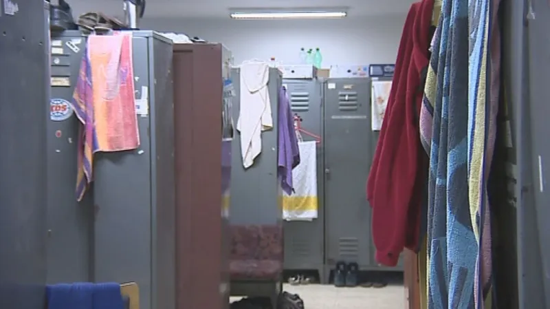 Ve špičce se do tohoto malého prostoru muselo vejít až 60 záchranářů současně