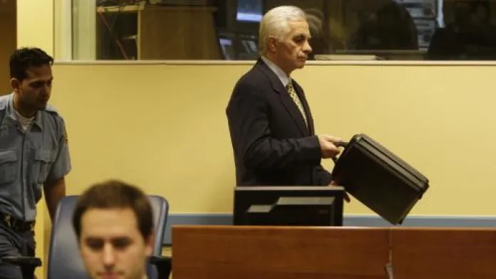 Bývalý předseda bosenskosrbského parlamentu Momčilo Krajišnik před soudem v Haagu