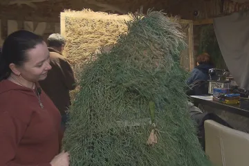 Uprchlíci vyrábějí v Česku takzvané hejkaly. Zájem ukrajinské armády o maskování roste