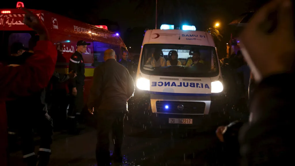 Tuniští záchranáři na místě atentátu na vojenský autobus