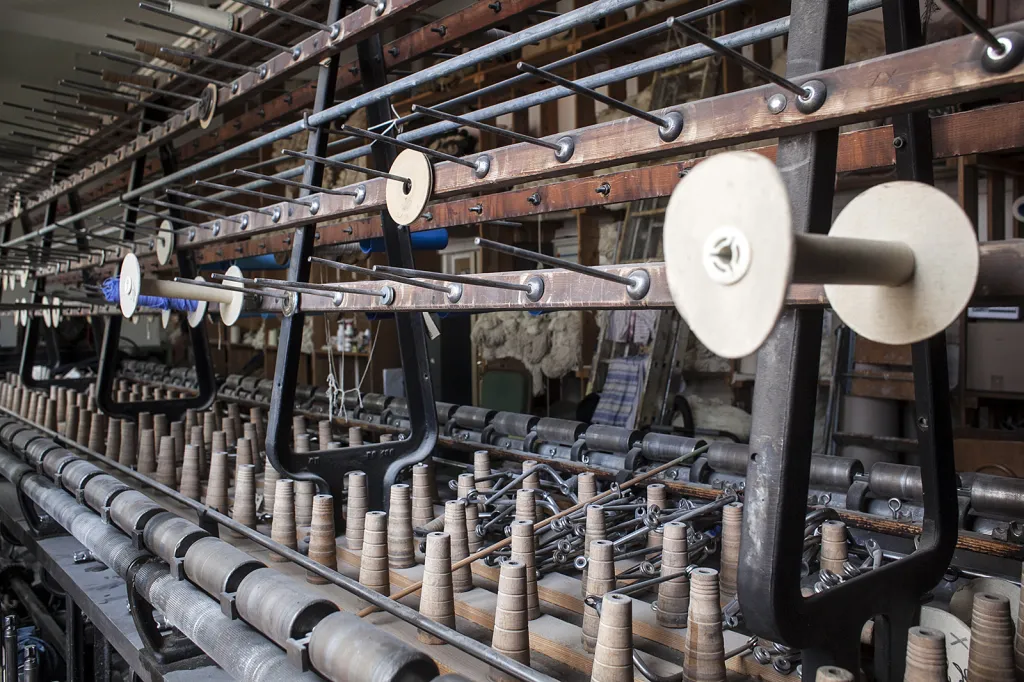 Moravská gobelínka používá také historické profesionální stroje, stavy, řezačky.