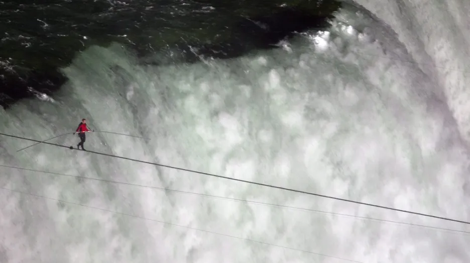 Kaskadér Nik Wallenda přechází Niagarské vodopády