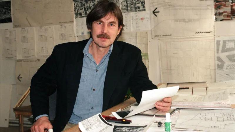 Architekt Vlado Milunič při práci na Tančícím domě