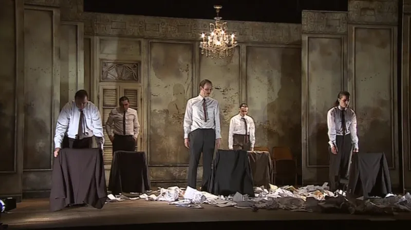 Herců hrajících Pavla Juráčka je v jednu chvíli na scéně i pět